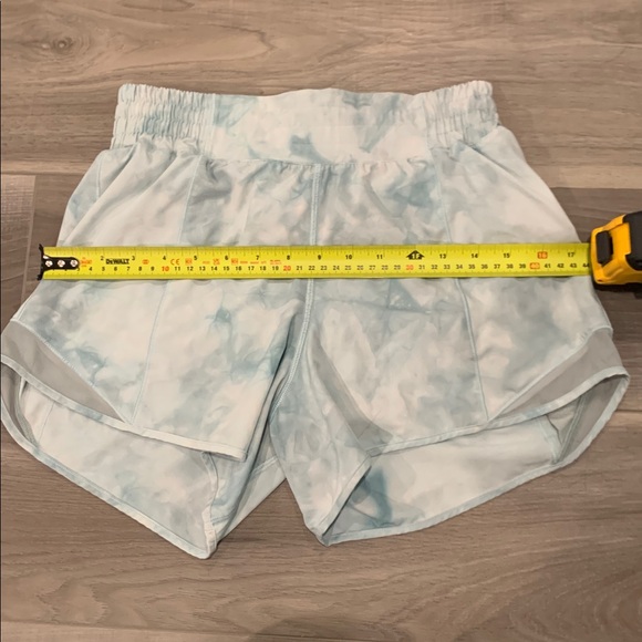 Lululemon "Hotty Hot" high-rise short with 4" inseam (size 6) - Picture 6 of 7